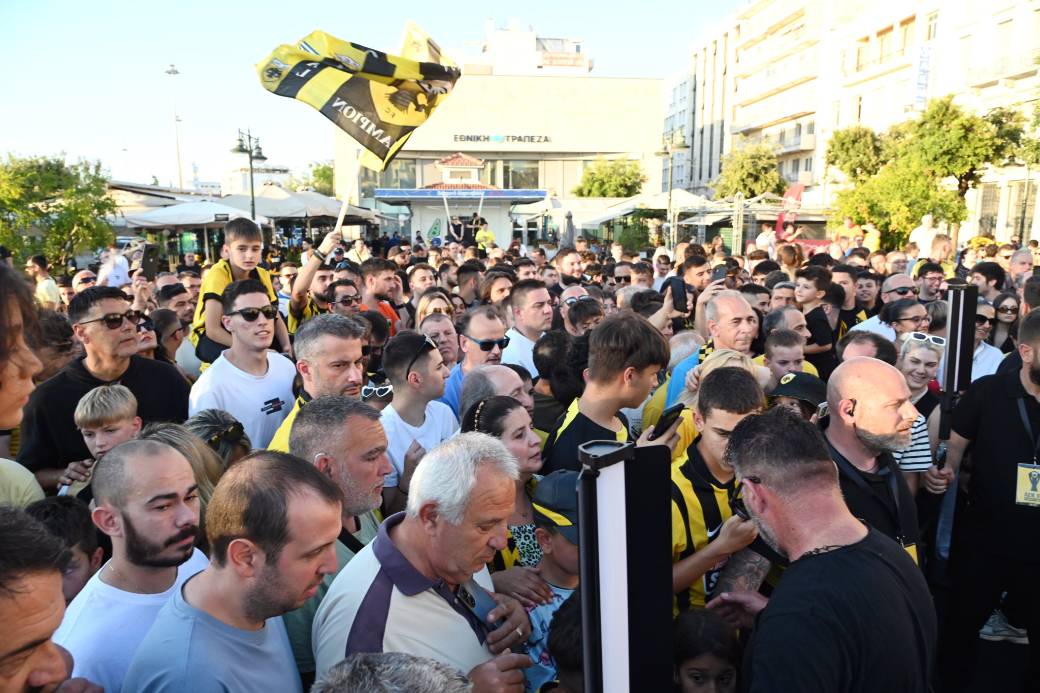Χαμός στην Πάτρα για το τρόπαιο της ΑΕΚ (photos)