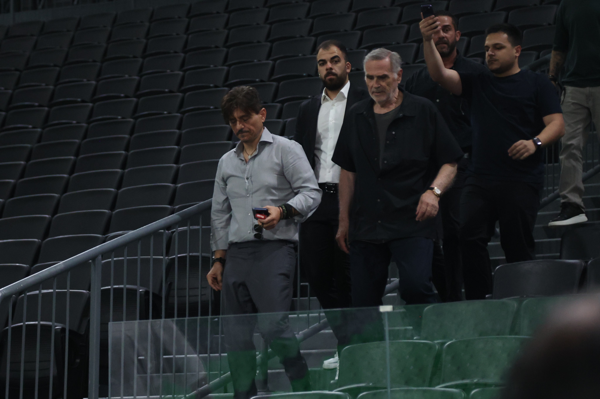 Έφτασε στο T-Center και αποθεώθηκε ο Γιαννακόπουλος για την παρουσίαση Ομπράντοβιτς