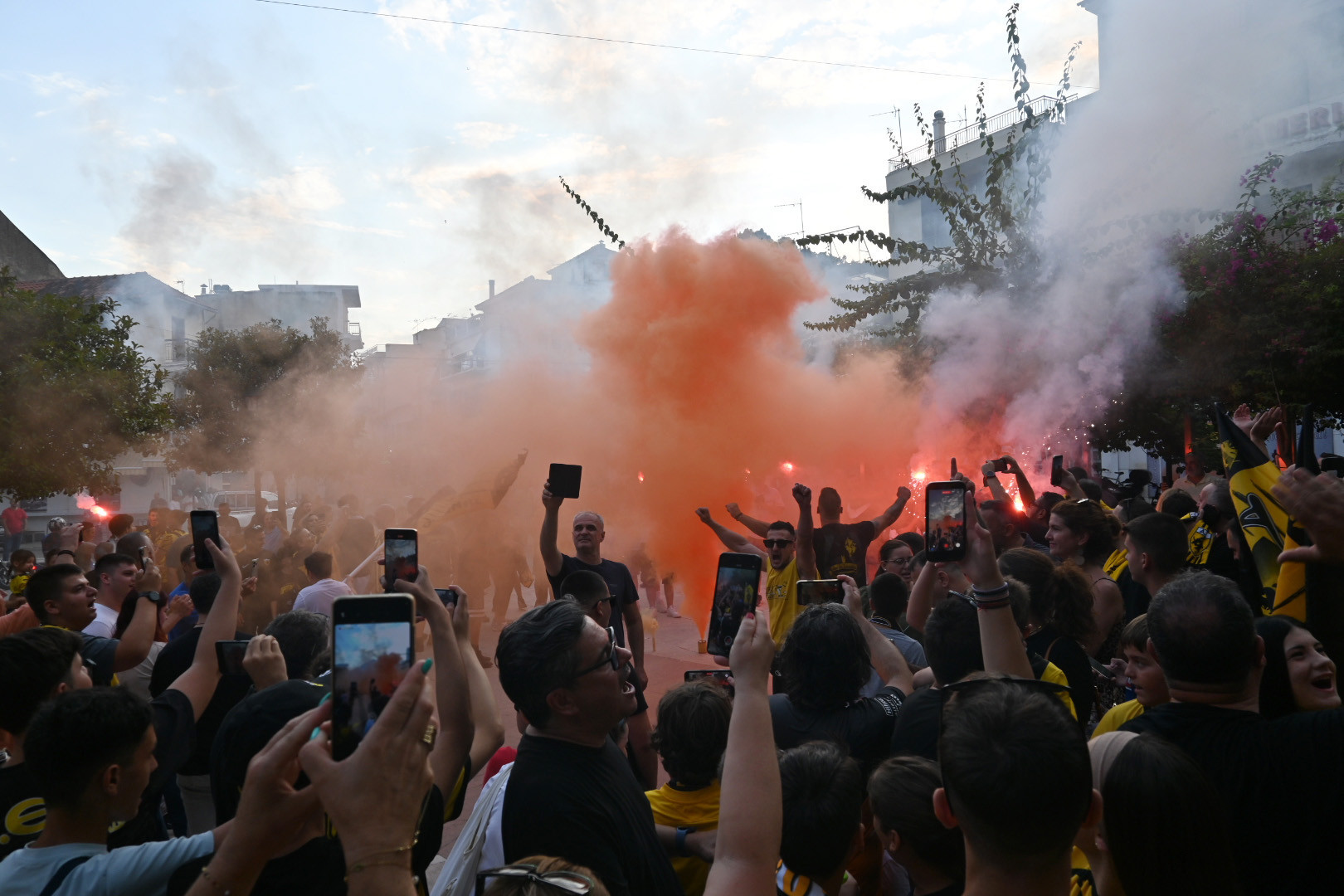 Στη Ναύπακτο το τρόπαιο του πρωταθλήματος της ΑΕΚ - Ουρές από φιλάθλους (video)