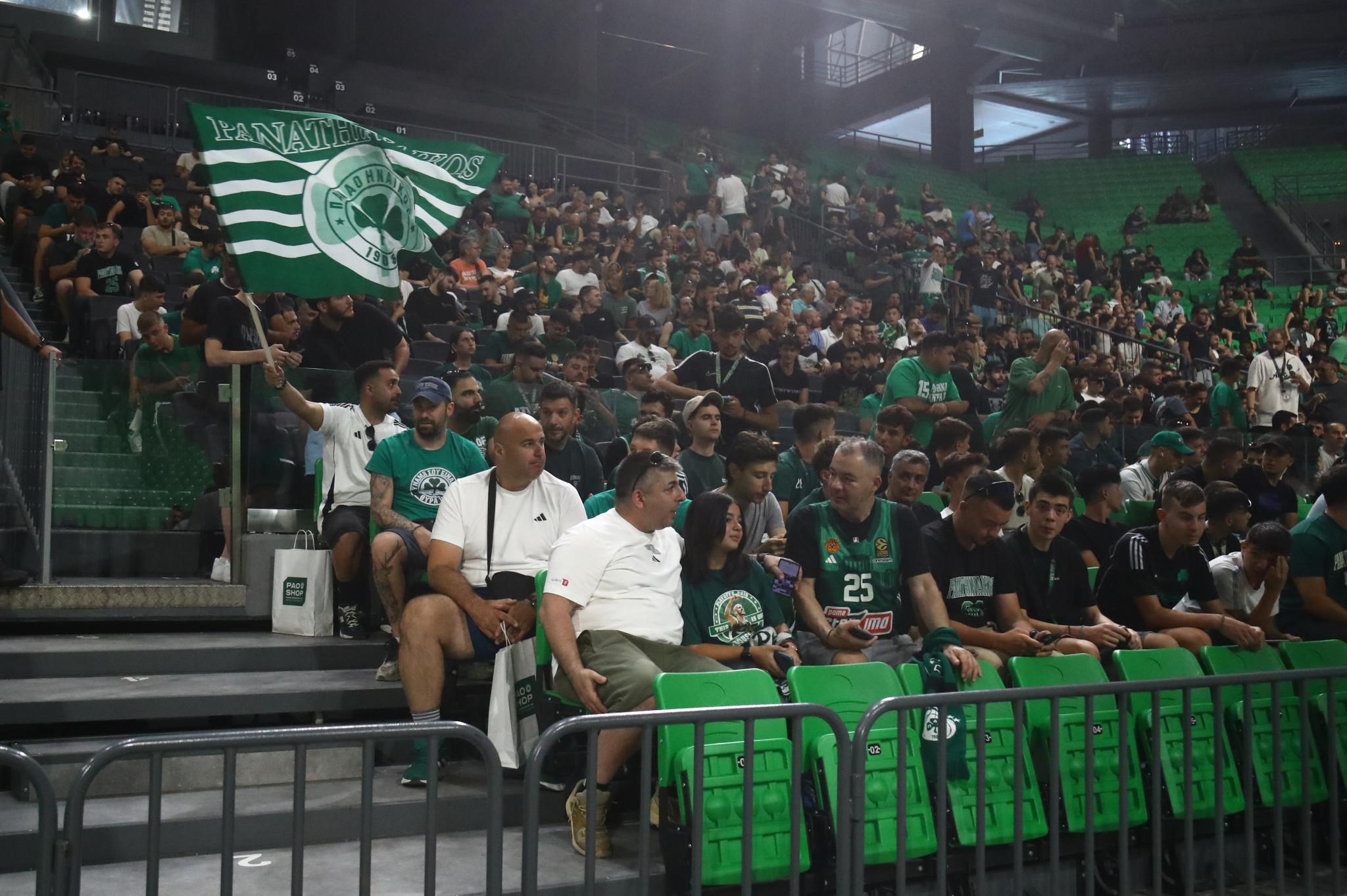 Γεμίζουν οι θύρες του T-Center για την παρουσίαση Ομπράντοβιτς