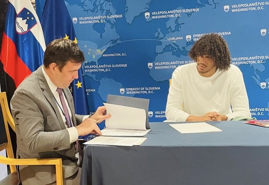 Σέντερ των Λέικερς πήρε σλοβενικό διαβατήριο και θα είναι συμπαίκτης του Ντόντσιτς στην εθνική ομάδα