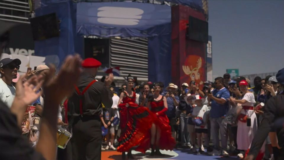 Φίλαθλοι της Γαλλίας και της Σενεγάλης το έριξαν στον χορό στο Νιου Τζέρσεϊ (video)