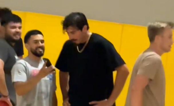 Ο Χάκεζ έμαθε την ώρα που έπαιζε μπάσκετ πως ηταν στο trade για τον Γιάννη: «Σκ@τ@»