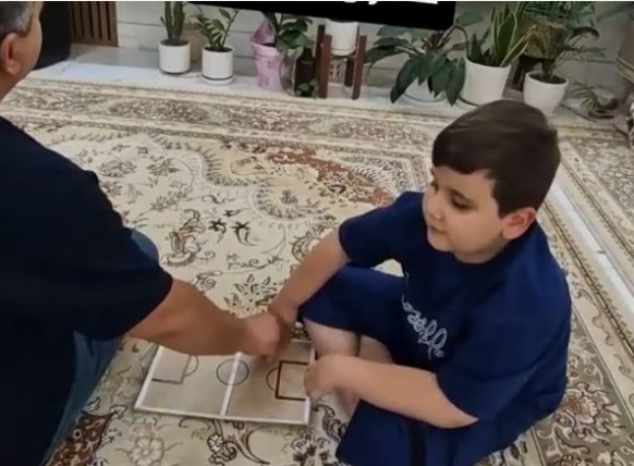 Αν πρέπει να δεις ένα βίντεο σήμερα, είναι αυτό - Πατέρας βοηθά τον τυφλό γιο του να παρακολουθήσει το Μουντιάλ