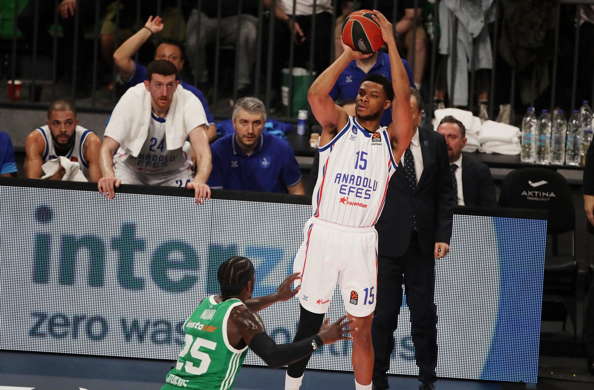 «Μέσα» Ντόζιερ, Πουαριέ και Οσμανί για το Game 5 της Εφές με Παναθηναϊκό