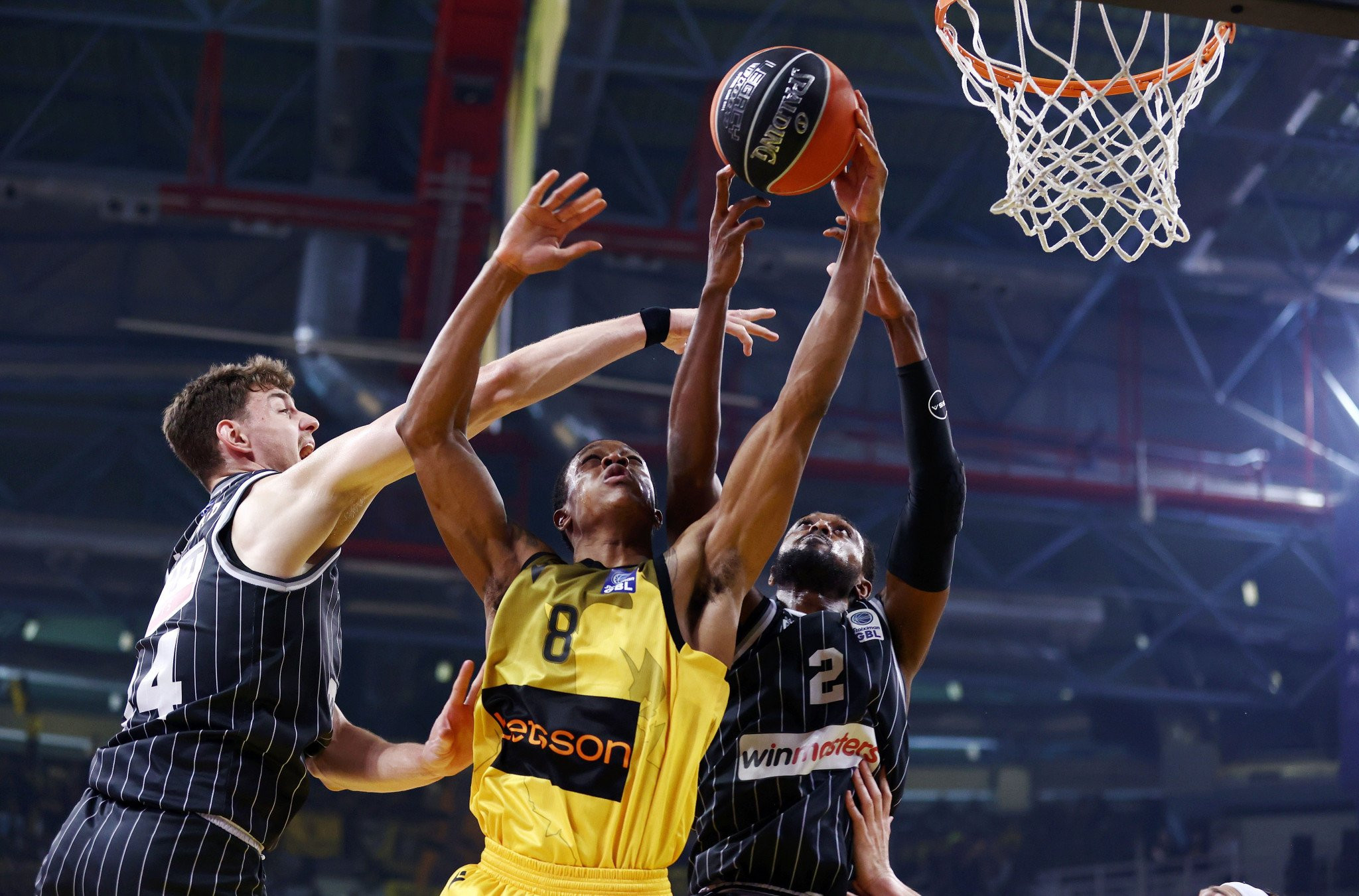 Με ευρωπαϊκή φόρα η ΑΕΚ κέρδισε το θρίλερ με ΠΑΟΚ στα Λιόσια και πέρασε στα ημιτελικά