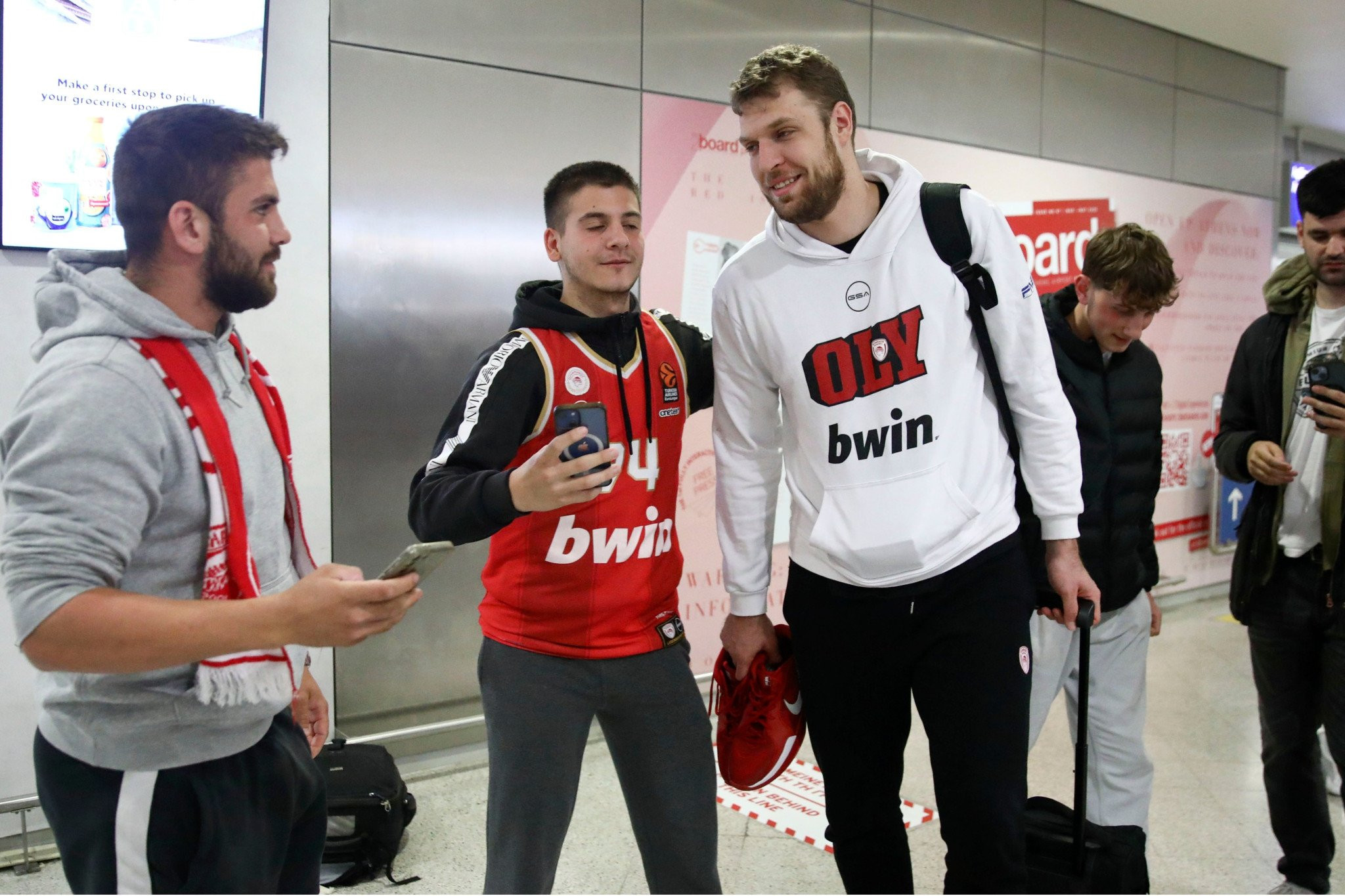 Επέστρεψε στη βάση του από τη Μαδρίτη ο θριαμβευτής Ολυμπιακός