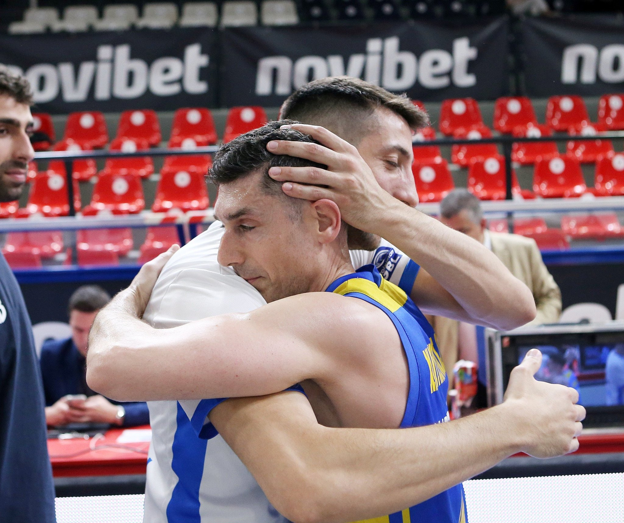 Τρομερές στιγμές: Συμπαίκτες και αντίπαλοι αποθέωσαν τον Ξανθόπουλο στο τελευταίο παιχνίδι της καριέρας του