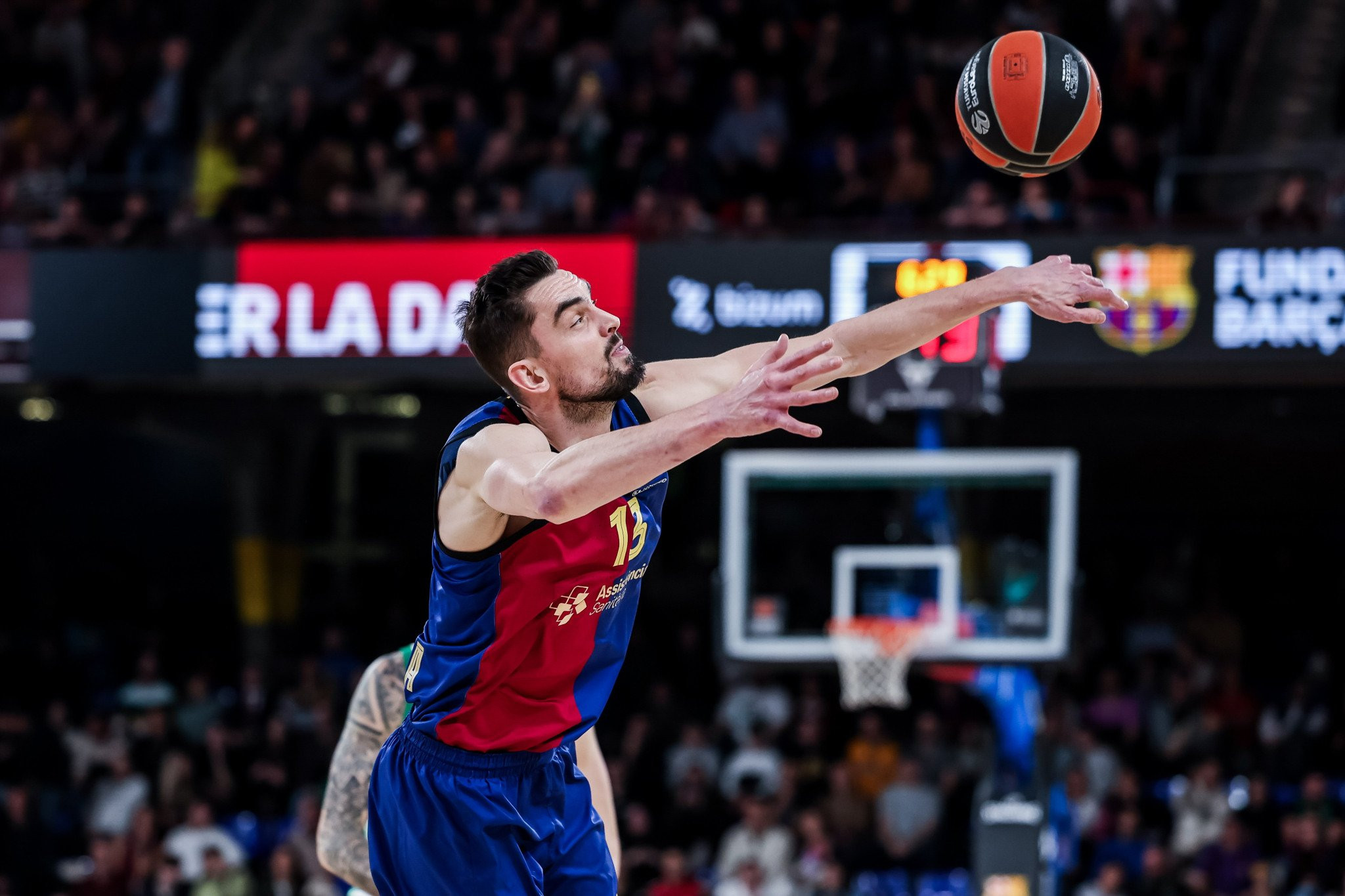 Η Μπαρτσελόνα έτρεχε με... εκατό, νίκησε τη Μονακό και μείωσε τη σειρά σε 2-1