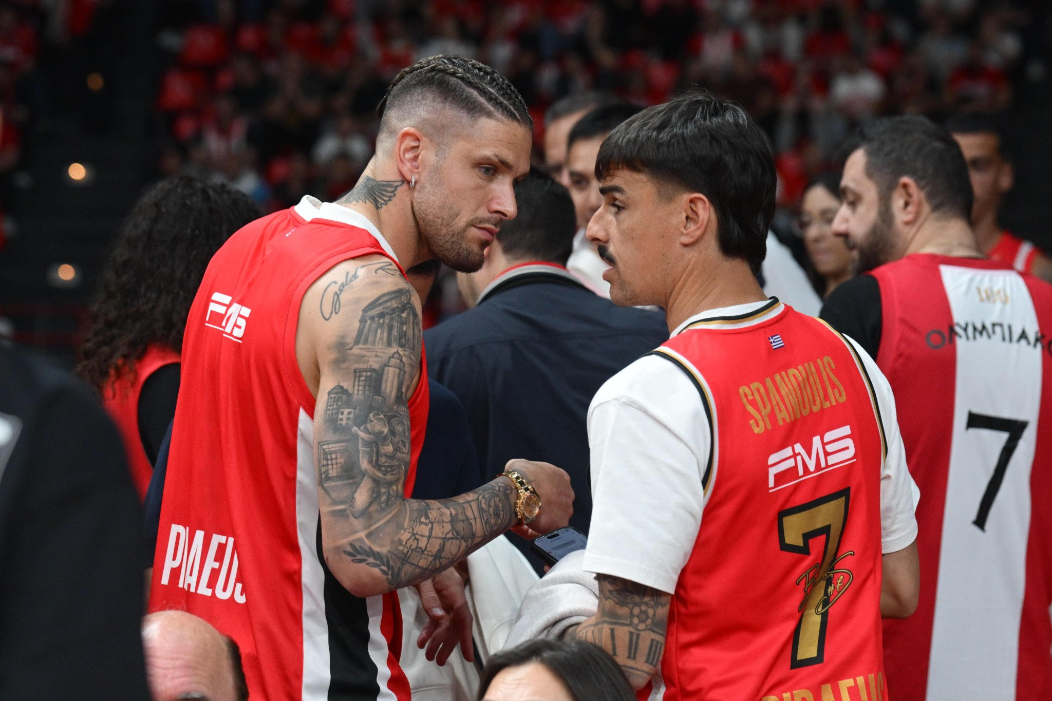 Ο ποδοσφαιρικός Ολυμπιακός πήγε... ΣΕΦ: Η «τετράδα» που παρακολουθεί το Game 2 με τη Ρεάλ