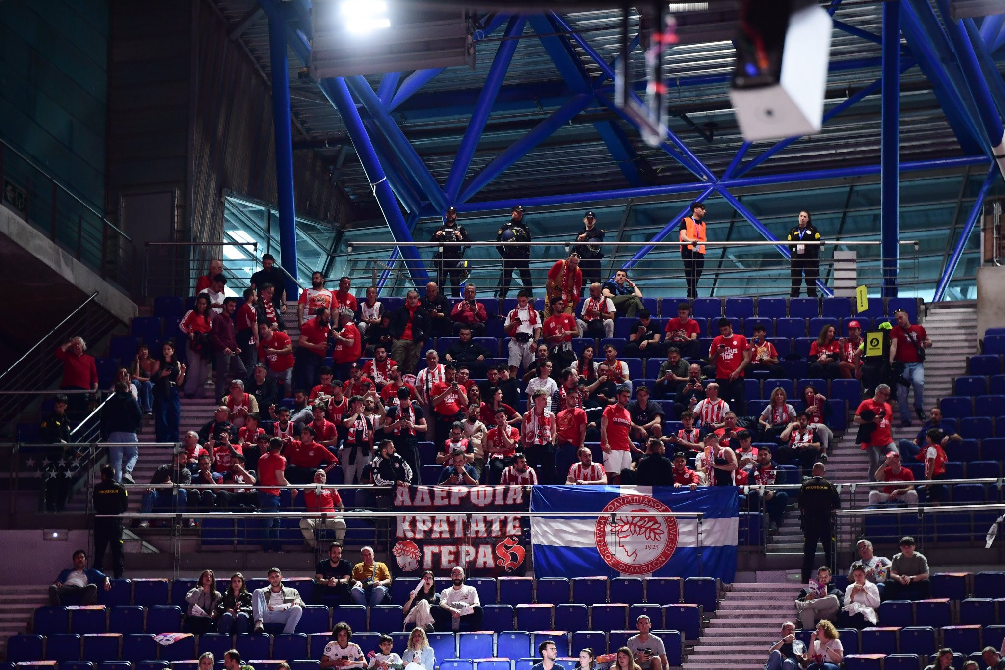 «Ερυθρόλευκη» τρέλα κατά την είσοδο του Ολυμπιακού στη Movistar Arena