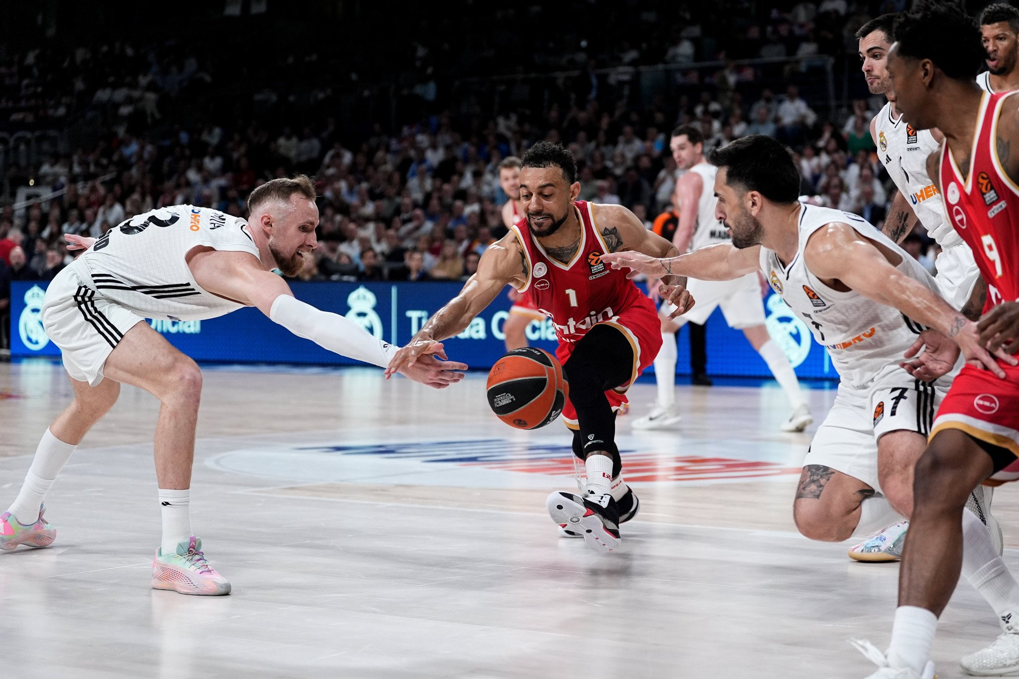 Ο Ολυμπιακός λύγισε χωρίς Φουρνιέ και τώρα βλέπει πρόκριση την Πέμπτη