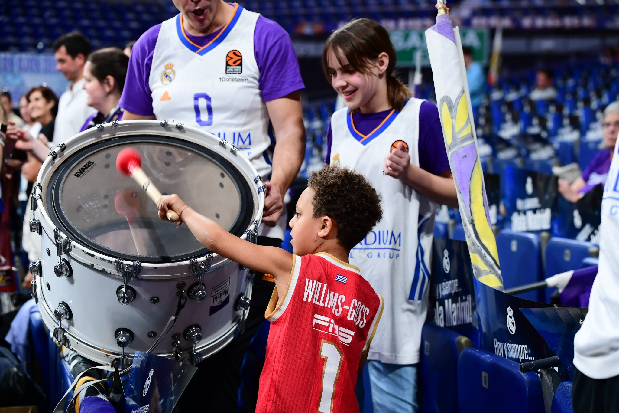 Τρομερή στιγμή: Ο γιος του Γκος χτυπάει το τύμπανο της Ρεάλ (video)