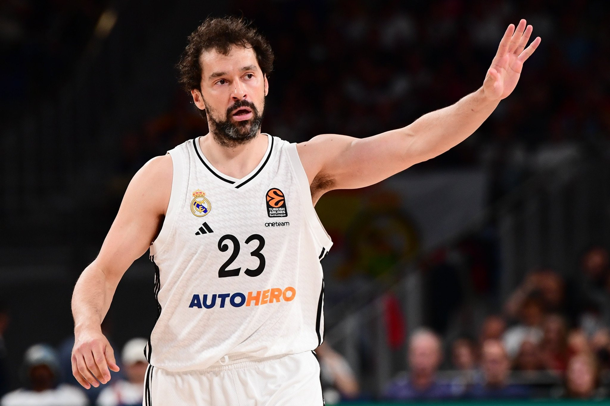 Αουτσάιντερ για… φίλημα