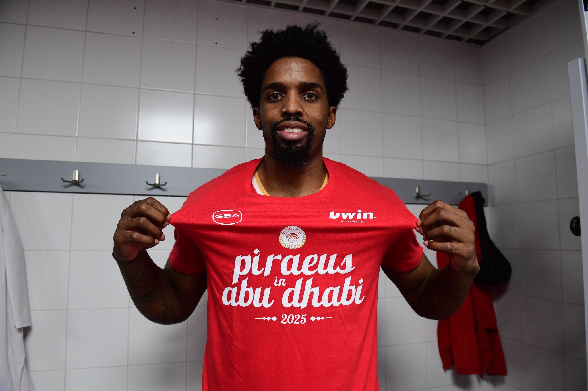 «Ο Πειραιάς στο Άμπου Ντάμπι»: Τα εορταστικά μπλουζάκια του Ολυμπιακού για το Final 4