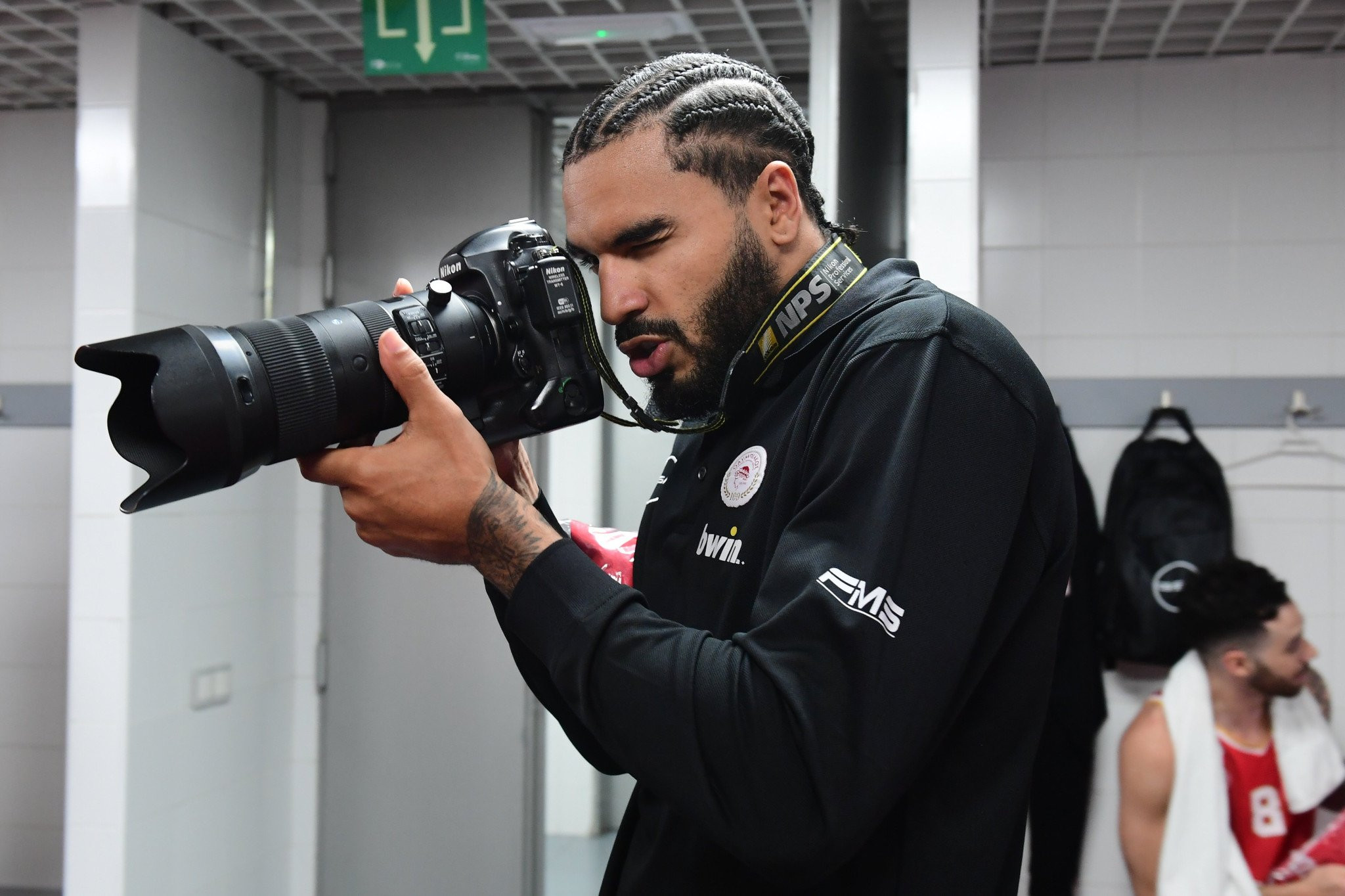 O Μήτρου-Λονγκ σε ρόλο φωτογράφου αποθανατίζει τις στιγμές της πρόκρισης
