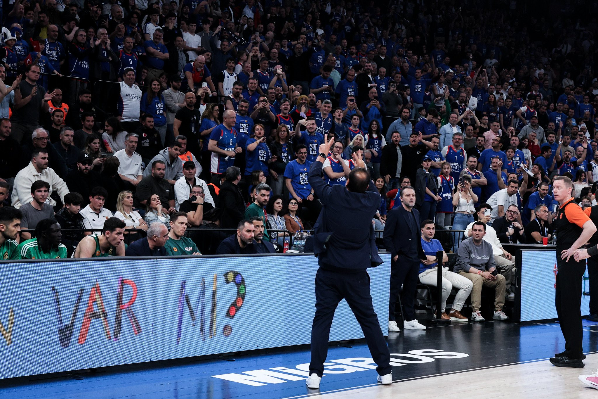 Ο Αταμάν αποχώρησε έξαλλος πριν τελειώσει το ματς και έδειχνε τα Ευρωπαϊκά που πήρε με την Εφές! (video)