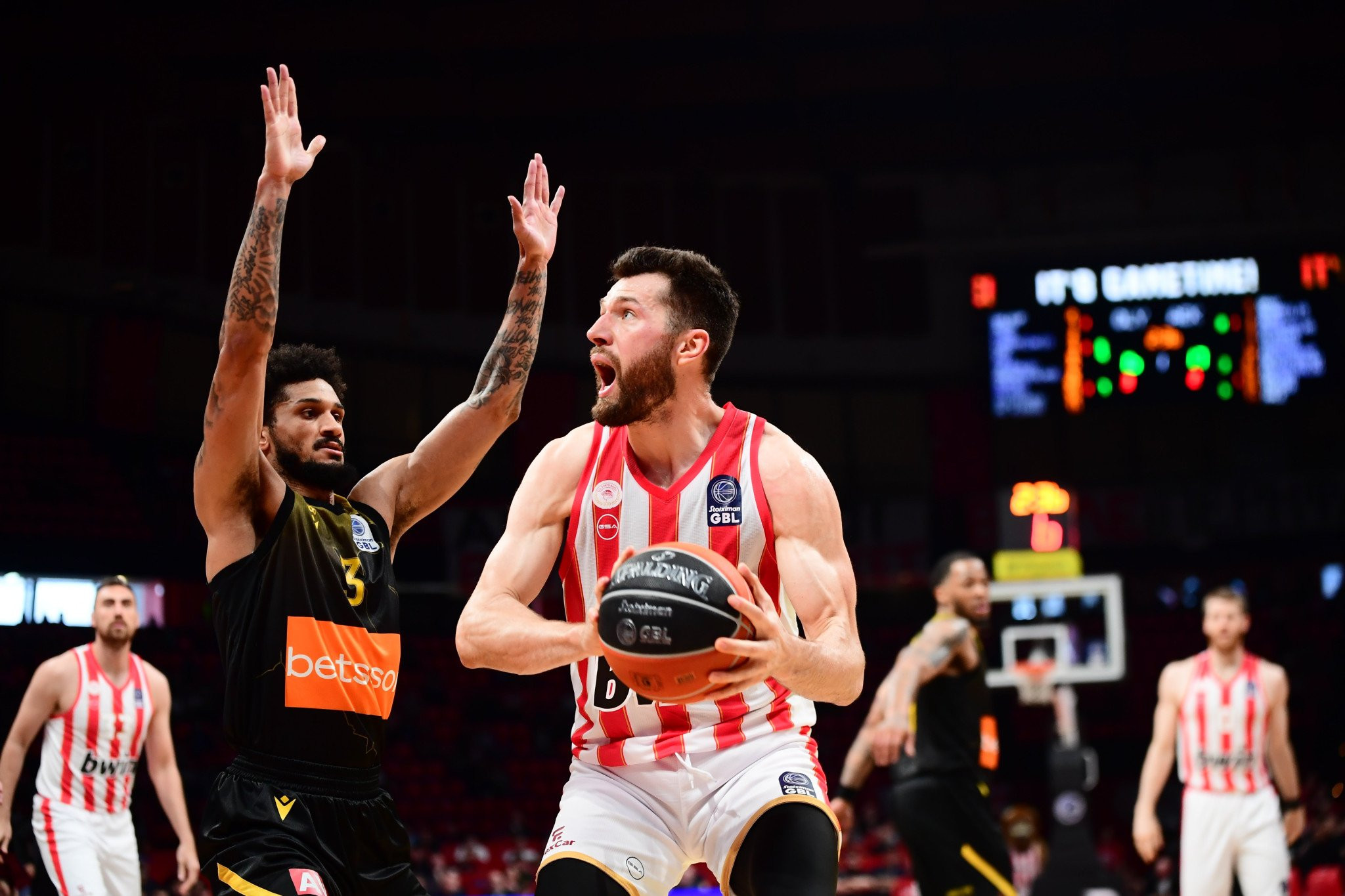 Ο Ολυμπιακός χωρίς Φουρνιέ, Βεζένκοφ πήρε το «θρίλερ» κόντρα στην ανταγωνιστική ΑΕΚ