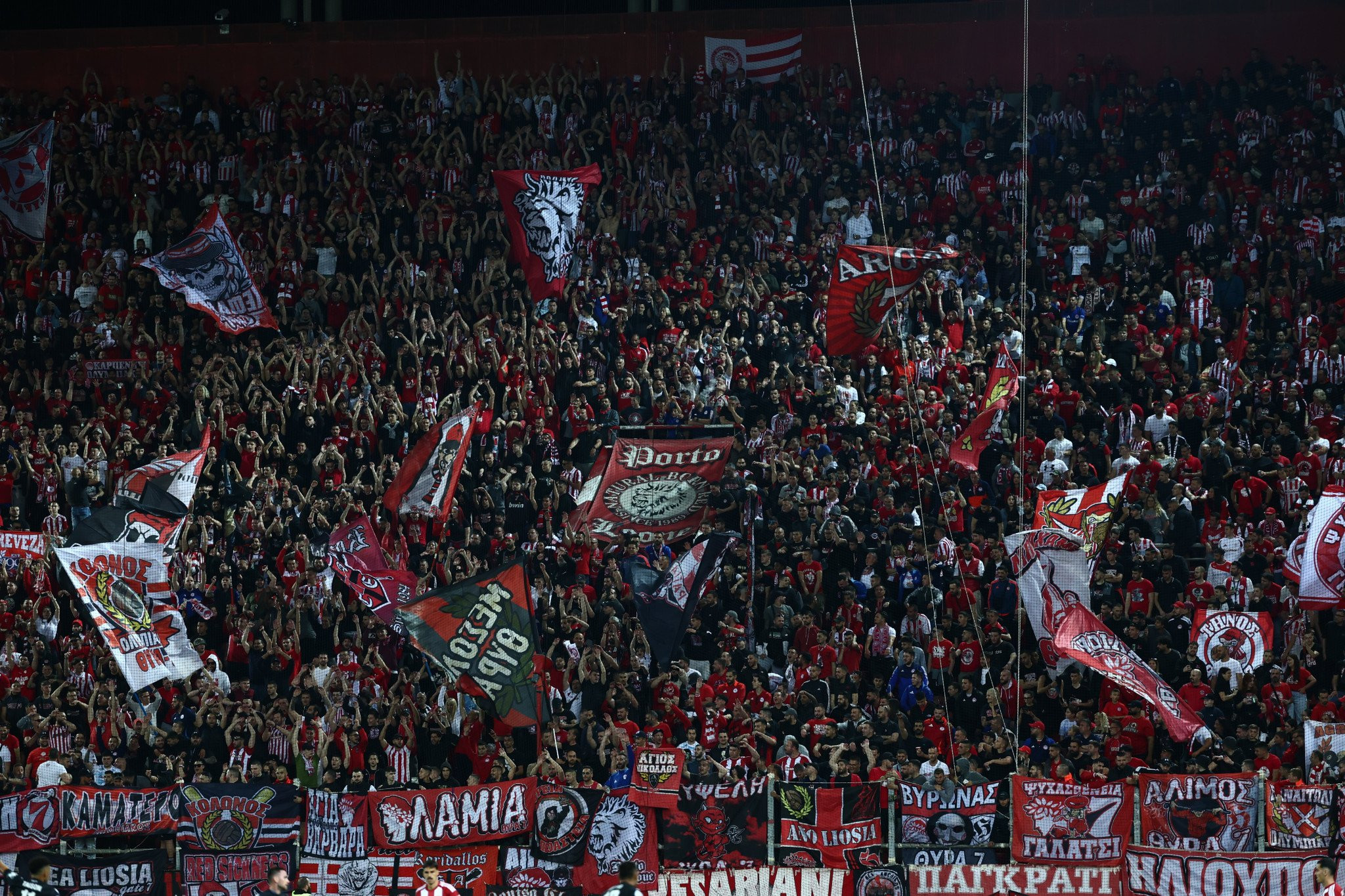 Άρχισε το πάρτι της φιέστας με αναμμένα φλας στο Καραϊσκάκη (video)