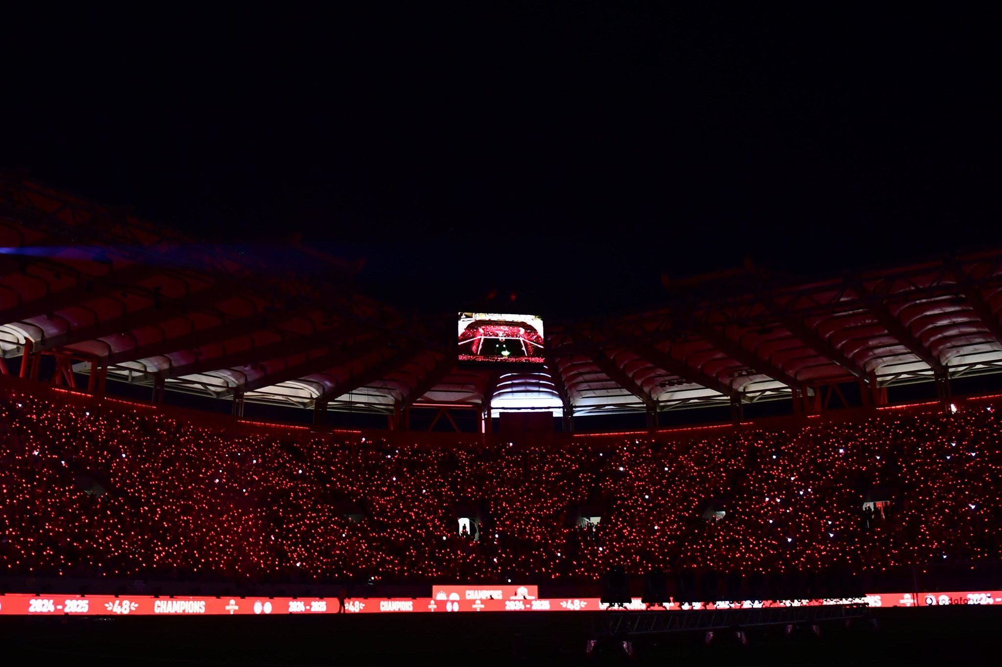 Το εντυπωσιακό show στη φιέστα του Ολυμπιακού με τα ερυθρόλευκα βραχιολάκια