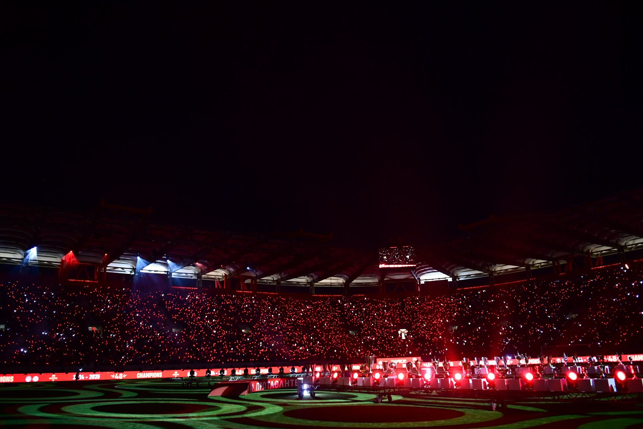 Ολυμπιακός: Μαγική ατμόσφαιρα από τους 33.000 φιλάθλους των Πειραιωτών