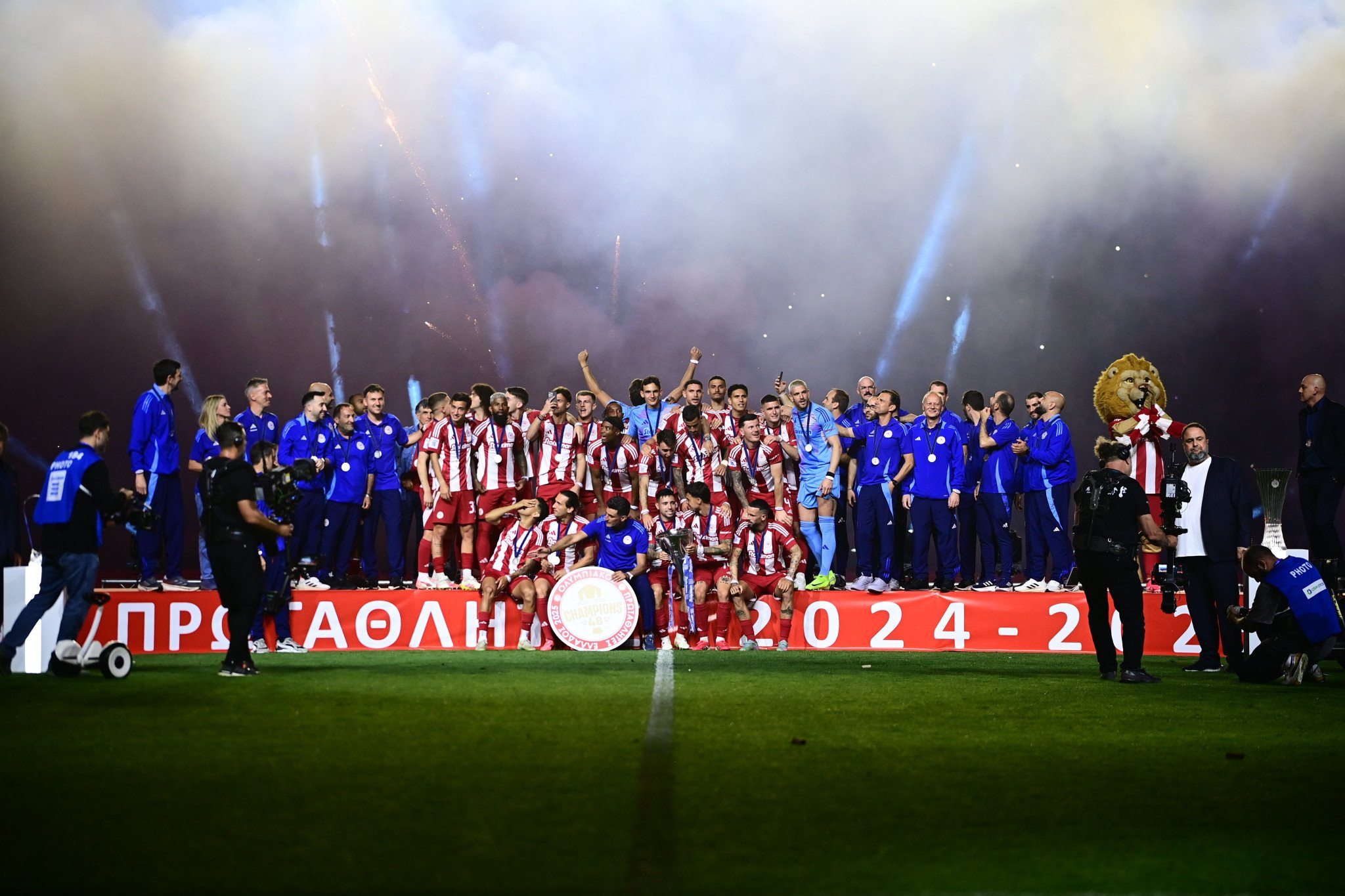 Η απονομή του πρωταθλήματος στον Ολυμπιακό (video)