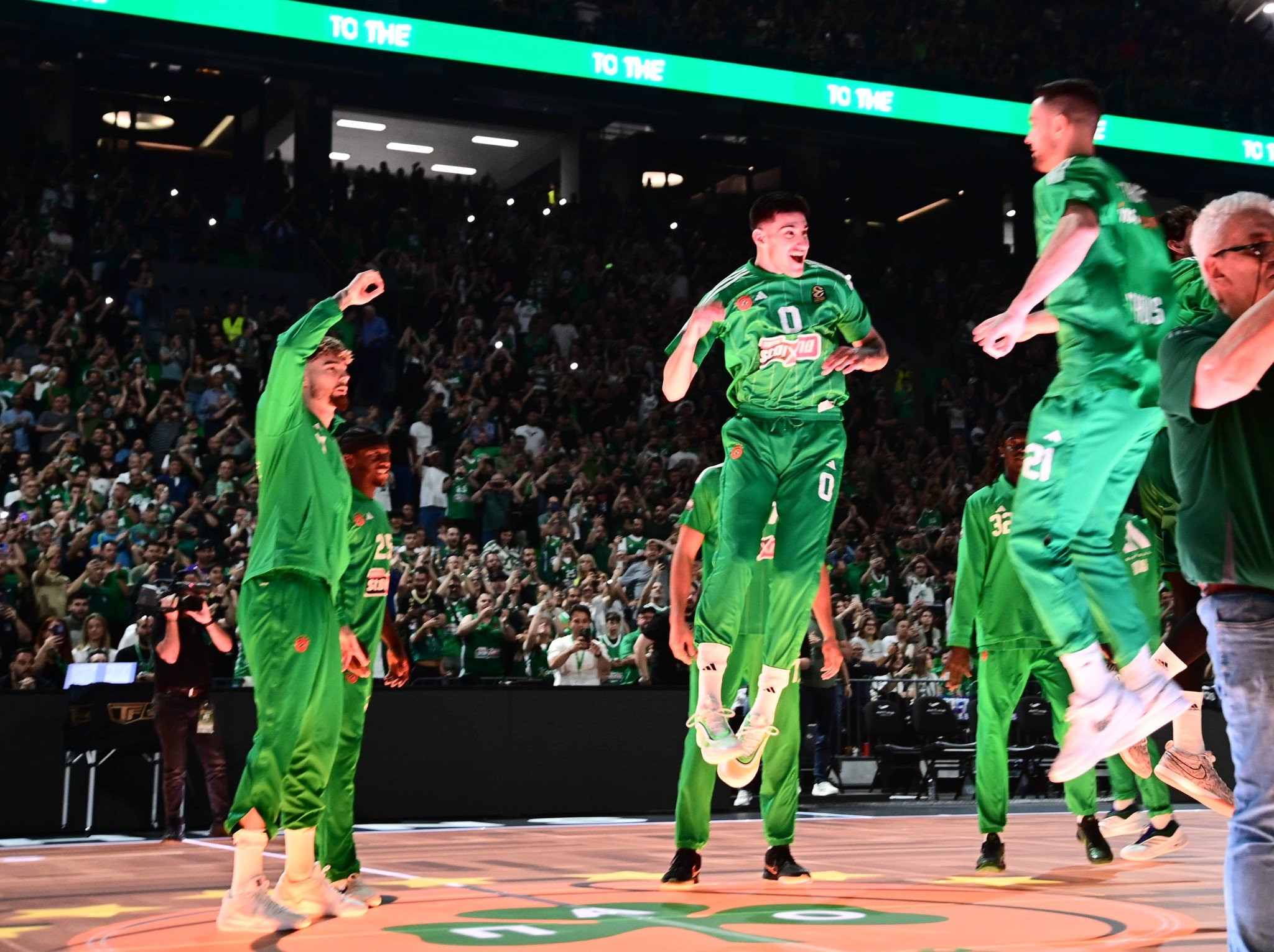 «Καλωσήλθατε στη ζούγκλα»: Η ατμόσφαιρα στο ΟΑΚΑ και η υποδοχή με Guns n' Roses (video)