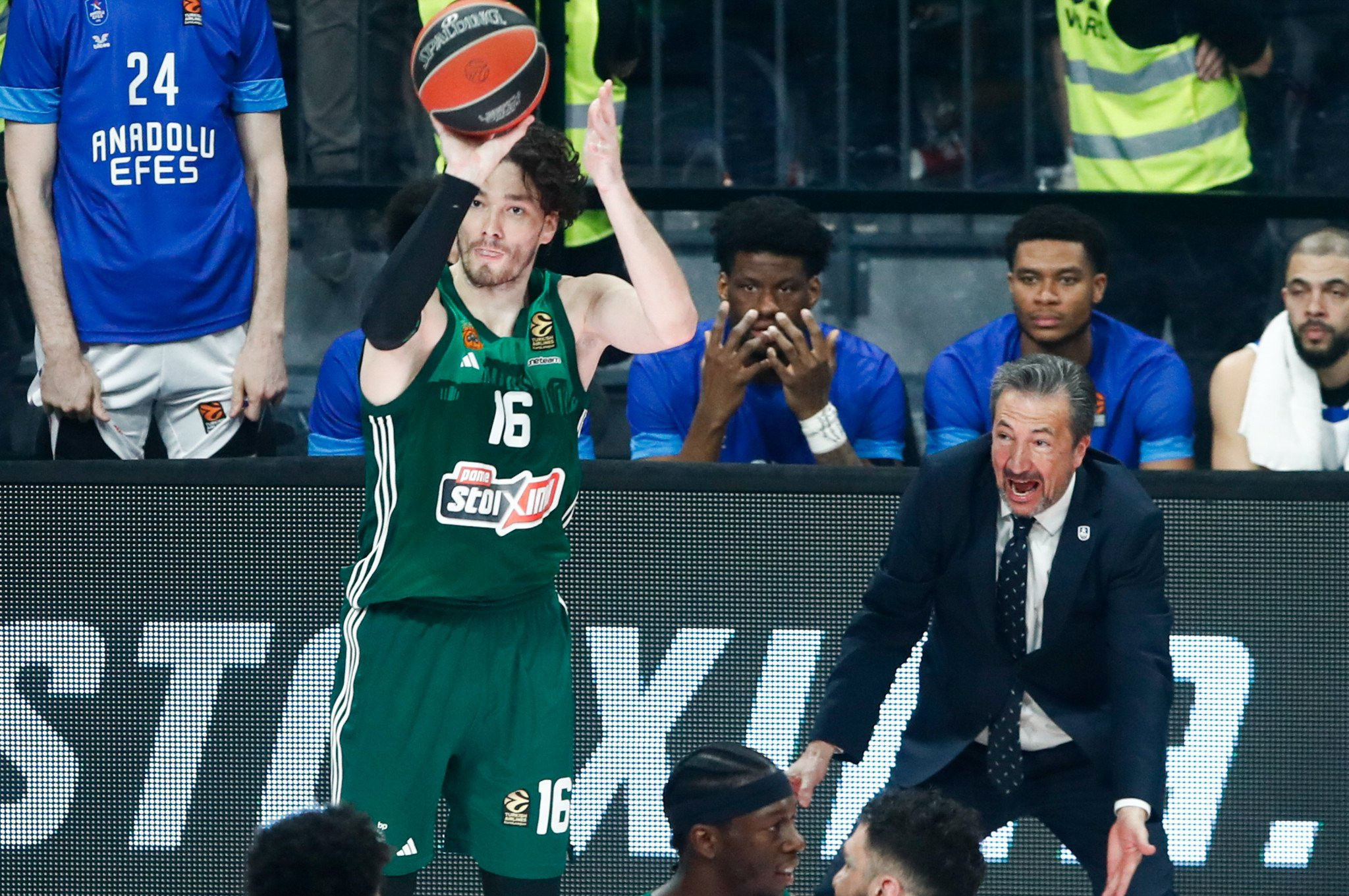 Βραδιά ρεκόρ στη νίκη «Άμπου Ντάμπι» για τον Οσμάν