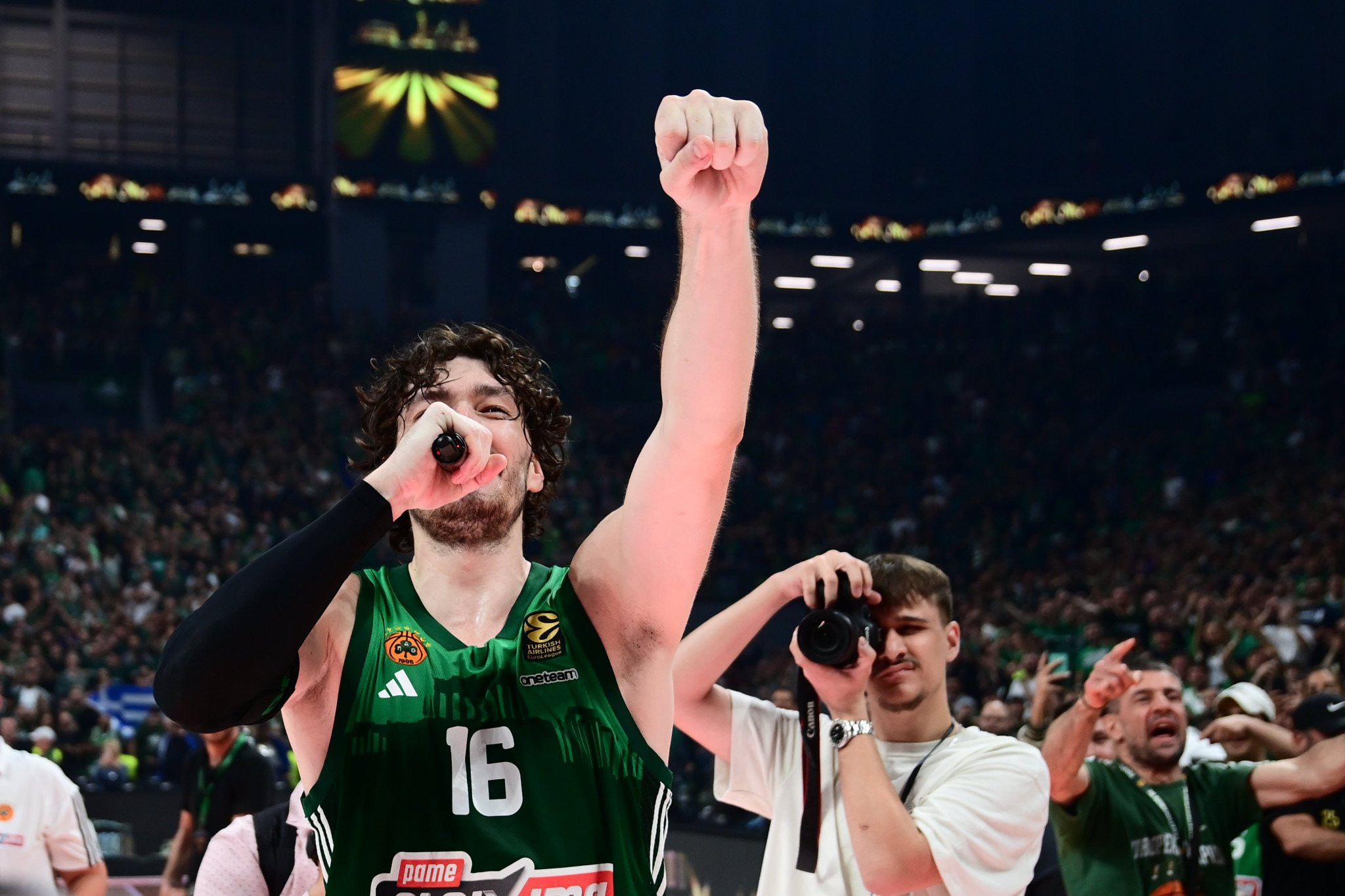 Ο Οσμάν τραγουδάει σε άπταιστα ελληνικά για το 8ο ευρωπαϊκό (video)