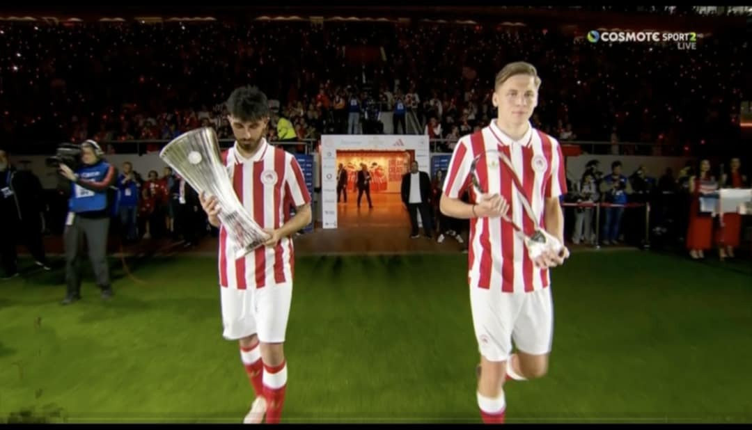 Ποιοι είναι οι δύο έφηβοι ποδοσφαιριστές που μετέφεραν τις ευρωκούπες του Ολυμπιακού στη φιέστα