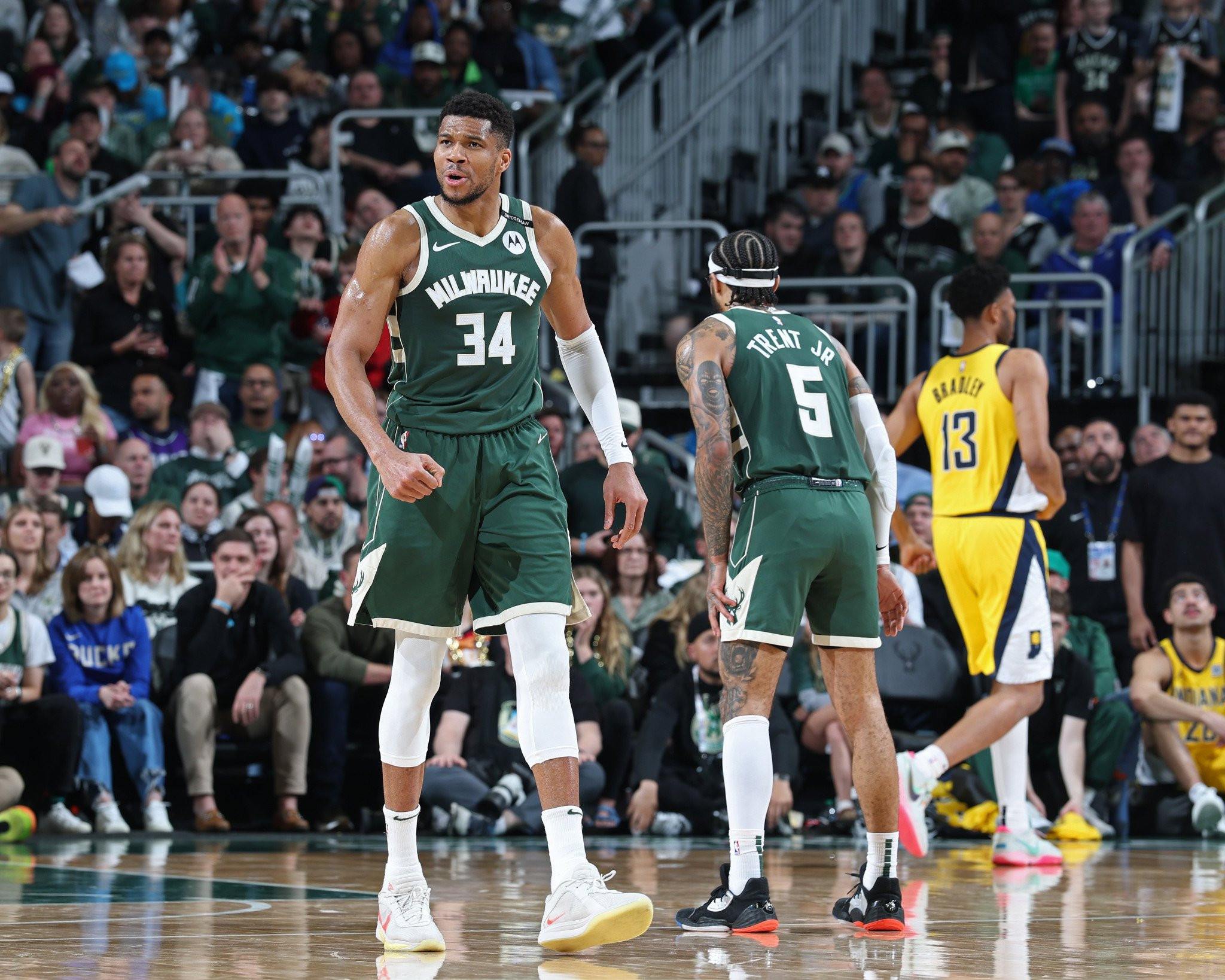 Ο Γιάννης έβαλε στα καλάθια τους Πέισερς και οι Μπακς έβγαλαν αντίδραση