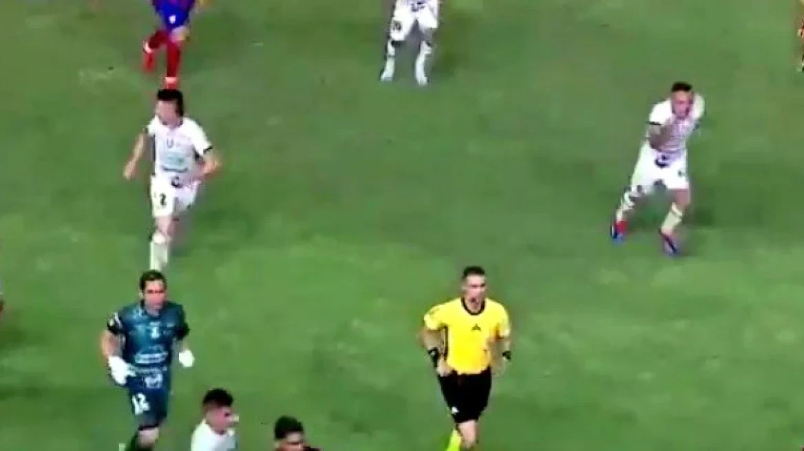 Σκηνές χάους στην Κολομβία με εισβολή οπαδών και διακοπή του αγώνα (video)