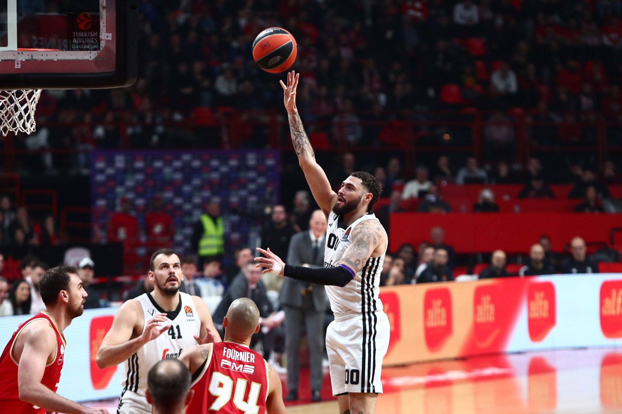 «Στη μάχη για τον Κορντινιέ ο Ολυμπιακός»