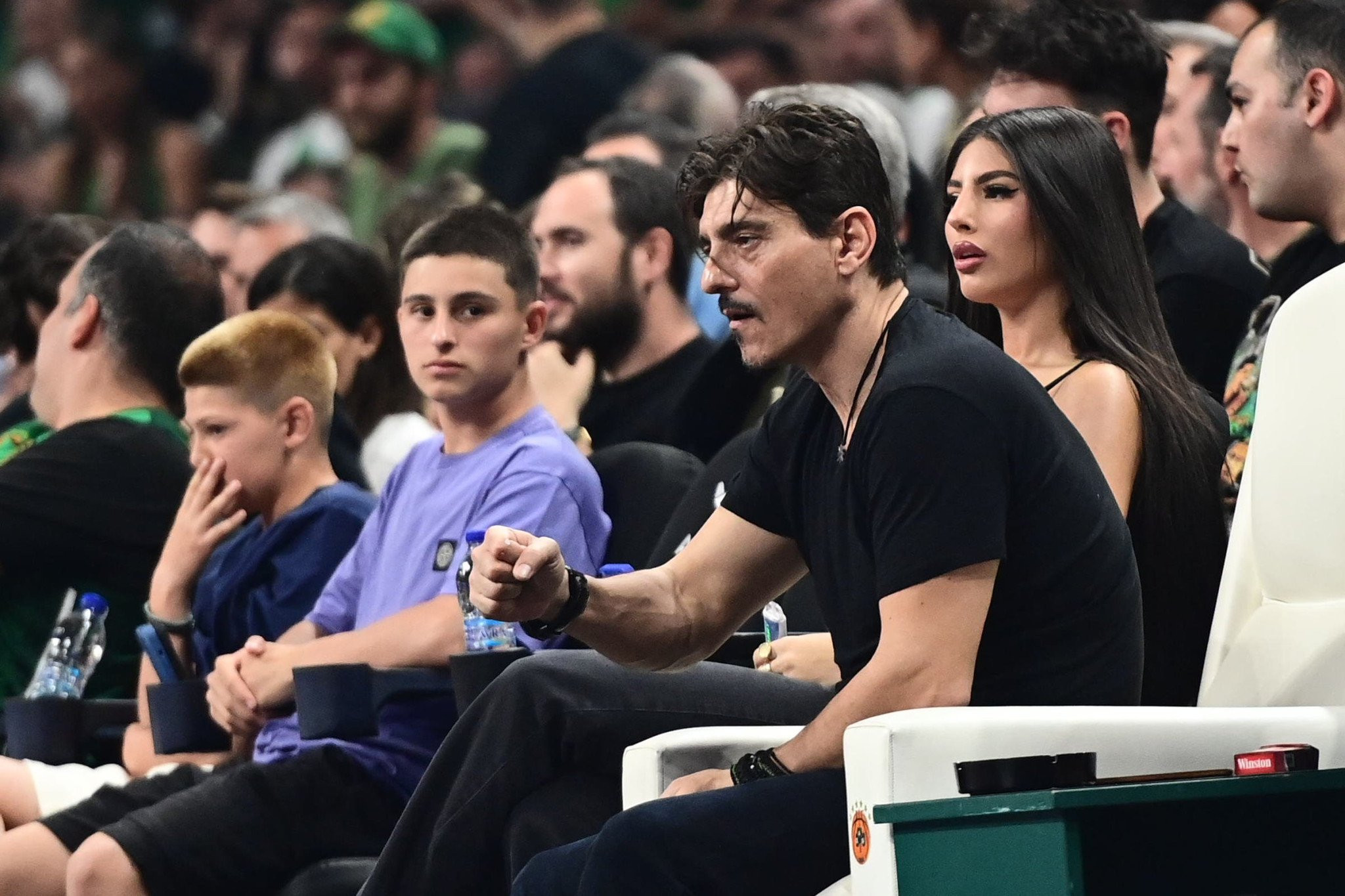 Στο ΟΑΚΑ ο Δημήτρης Γιαννακόπουλος: Βλέπει το Game 5 από λευκή πολυθρόνα