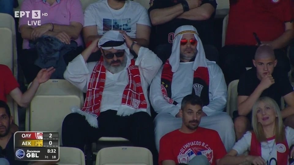 Τρέλα για Άμπου Ντάμπι: Οπαδοί του Ολυμπιακού εμφανίστηκαν ως Εμίρηδες στο ΣΕΦ (video)