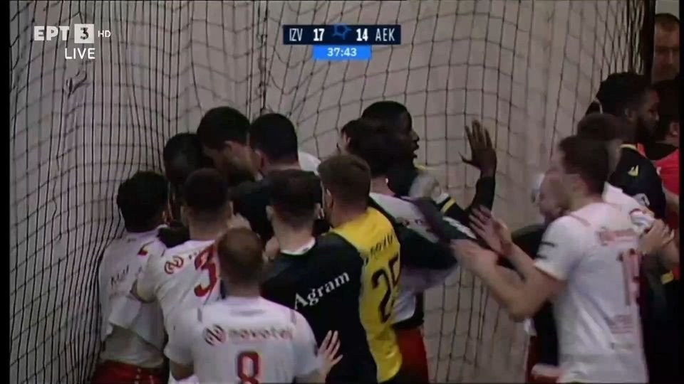 Μεγάλη ένταση και διακοπή στο Ίζβινταντς-ΑΕΚ (video)