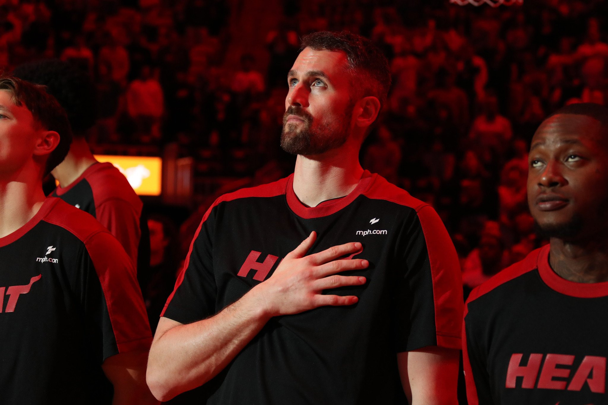 Η αγκαλιά του Τρίσταν Τόμσον στον Κέβιν Λοβ μετά από τον θάνατο του πατέρα του