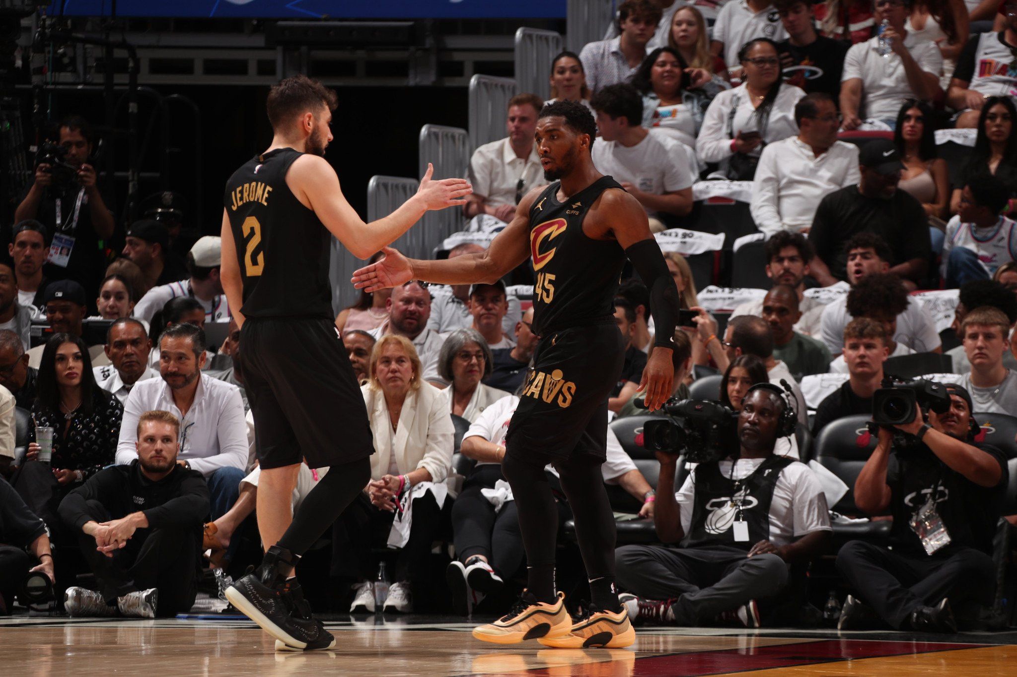 Οι Καβαλίερς πάτησαν τους Χιτ και πήραν την πρόκριση για τα ημιτελικά της Ανατολής