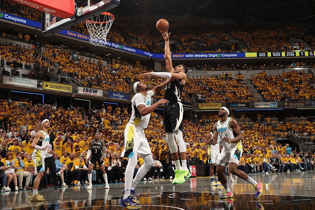 Αδιανόητο χαρακίρι των Μπακς και... αποκλεισμός παρά το triple double του Γιάννη