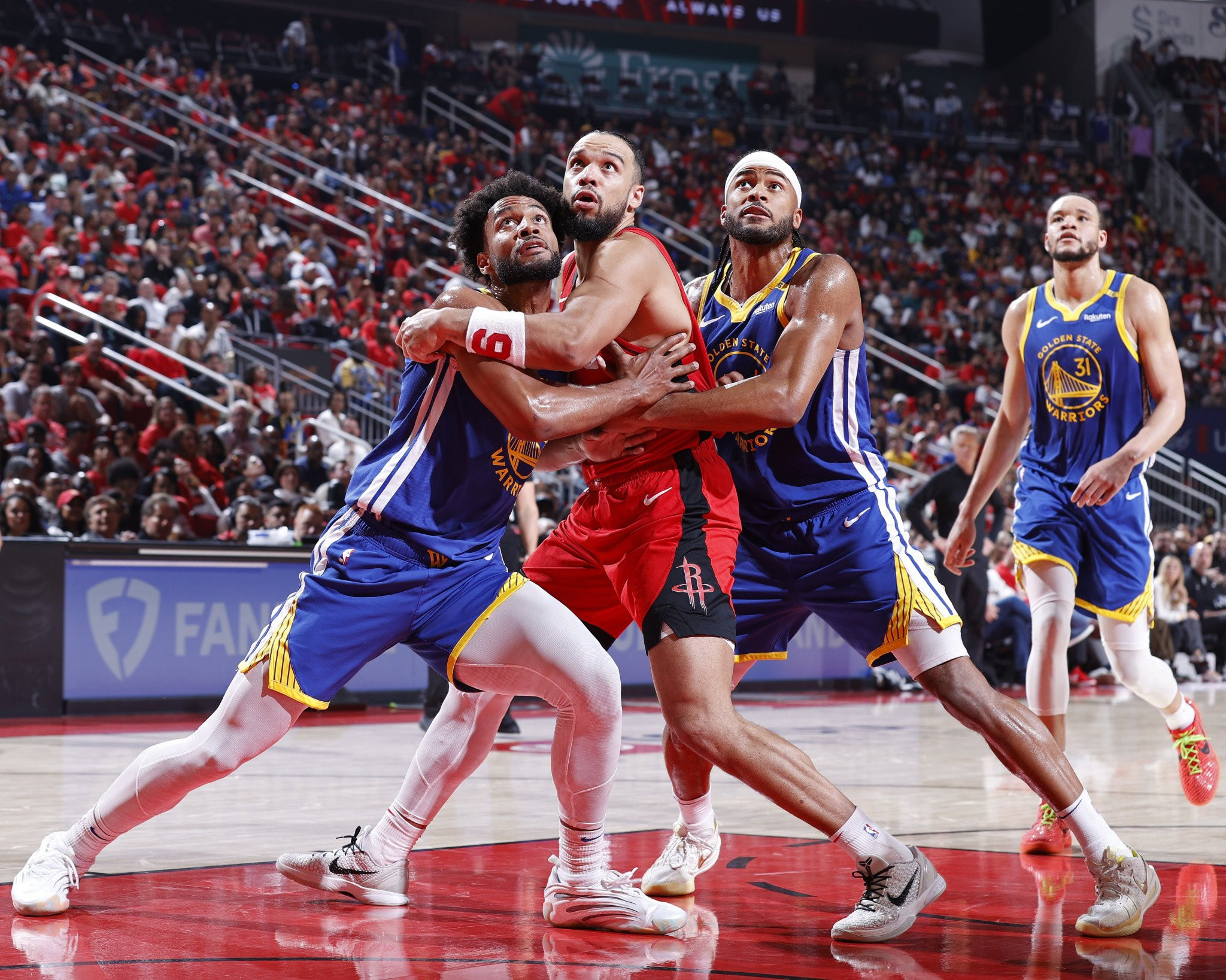 Πολύ σκληροί για να πεθάνουν οι Ρόκετς, μείωσαν σε 3-2 από τα... αποδυτήρια