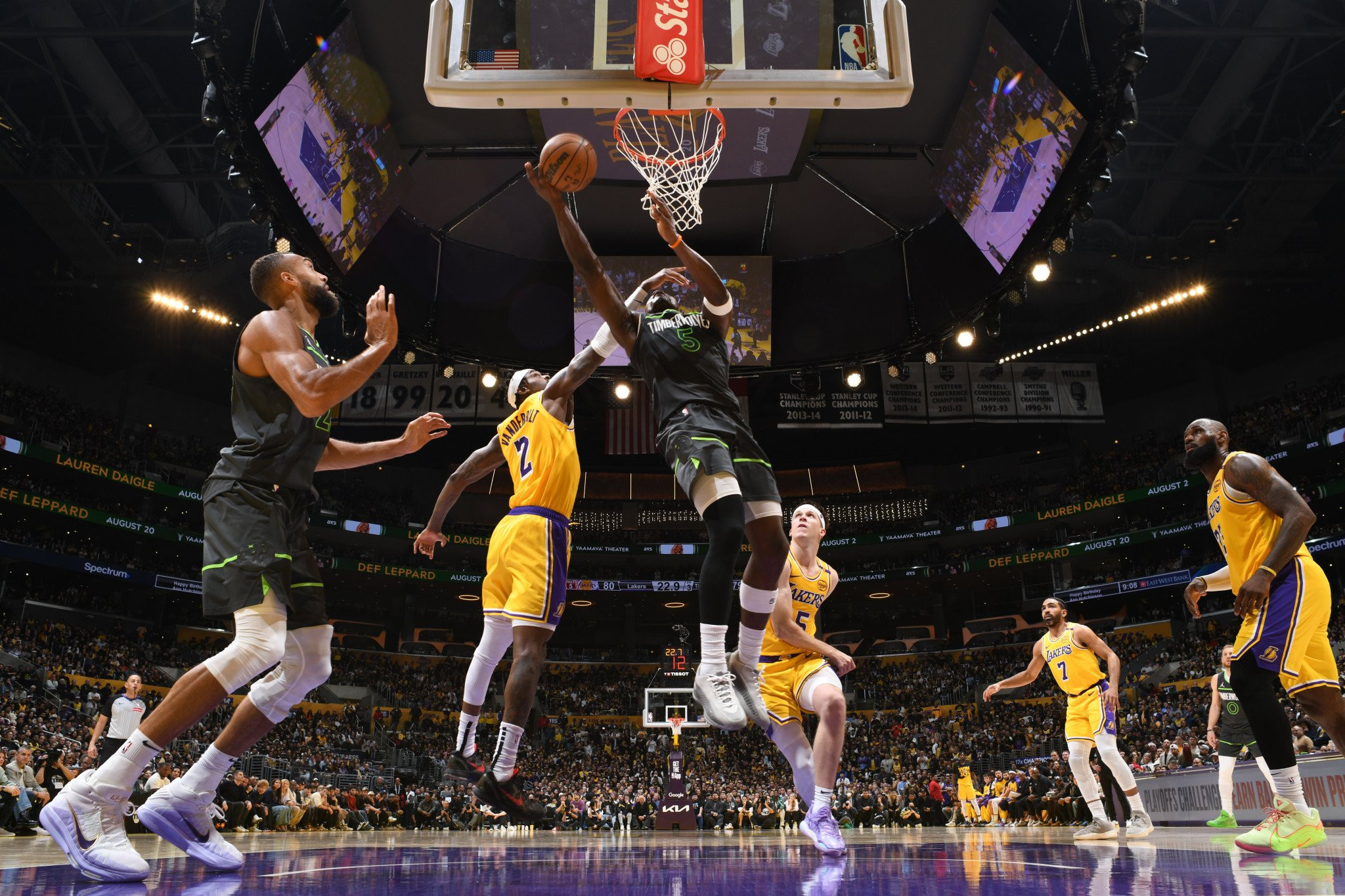 Οι κυρίαρχοι Τίμπεργουλβς σόκαραν τους Λέικερς και τους απέκλεισαν