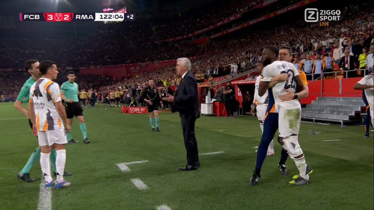 Τι έγραψε στο φύλλο αγώνα ο διαιτητής του τελικού για τις αποβολές των Ρούντιγκερ, Μπέλινγχαμ και Βάθκεθ (video)