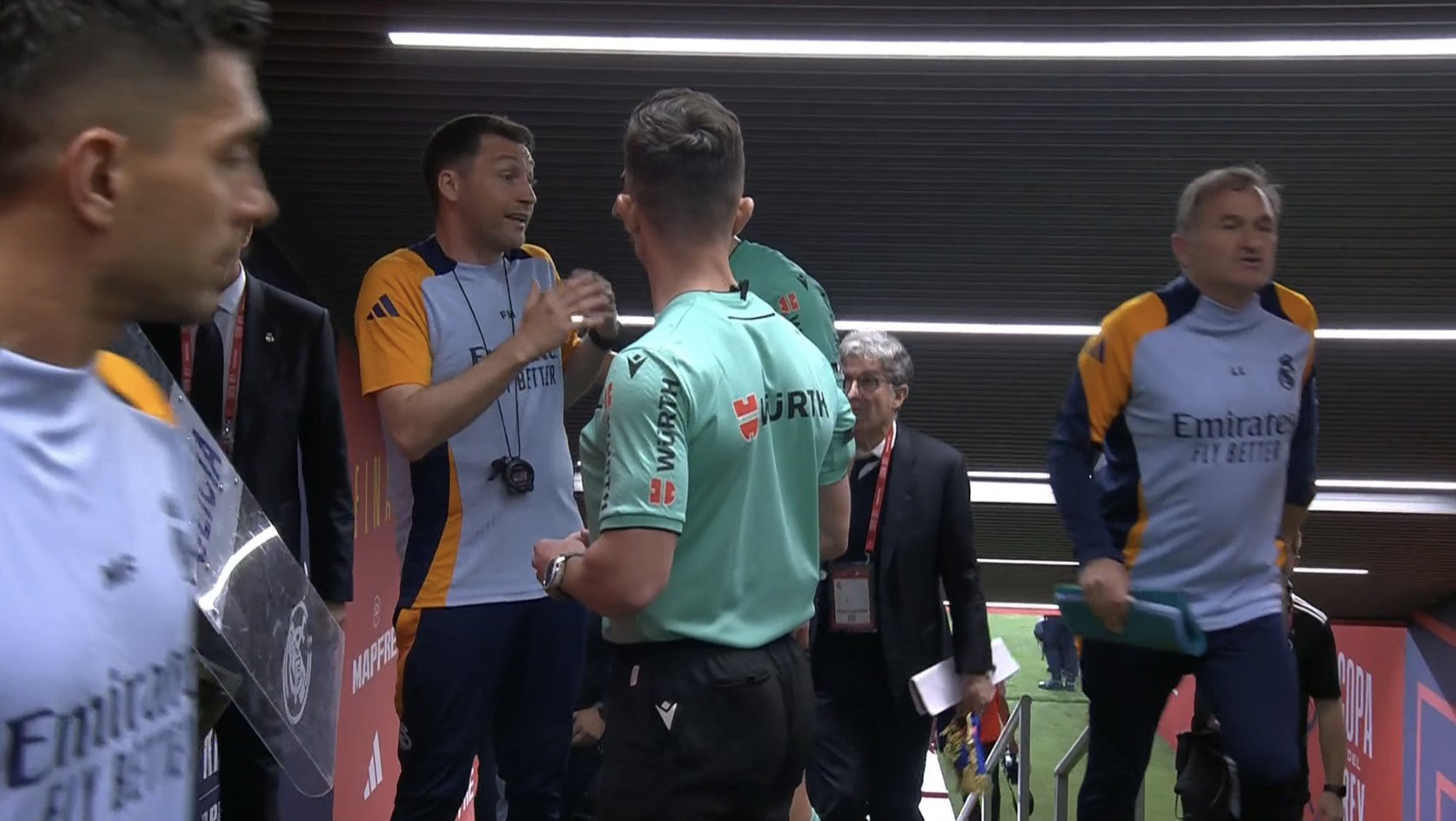 Ένταση στη φυσούνα: Σταφ της Ρεάλ την «έπεσε» στον διαιτητή στο ημίχρονο!