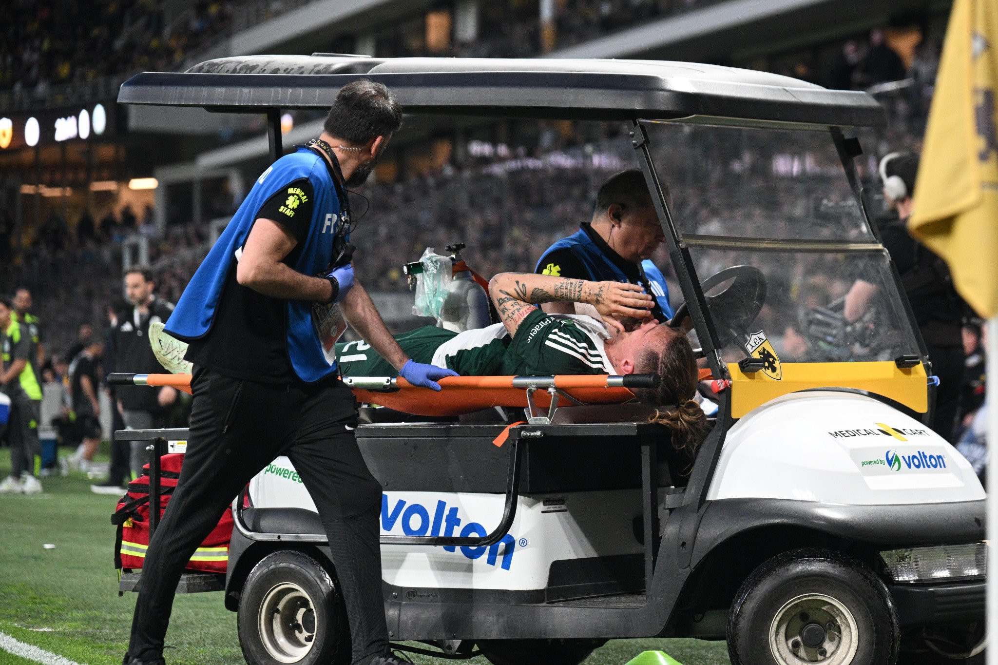 Ολο το γήπεδο στη Νέα Φιλαδέλφεια χειροκρότησε τον τραυματία Γεντβάι