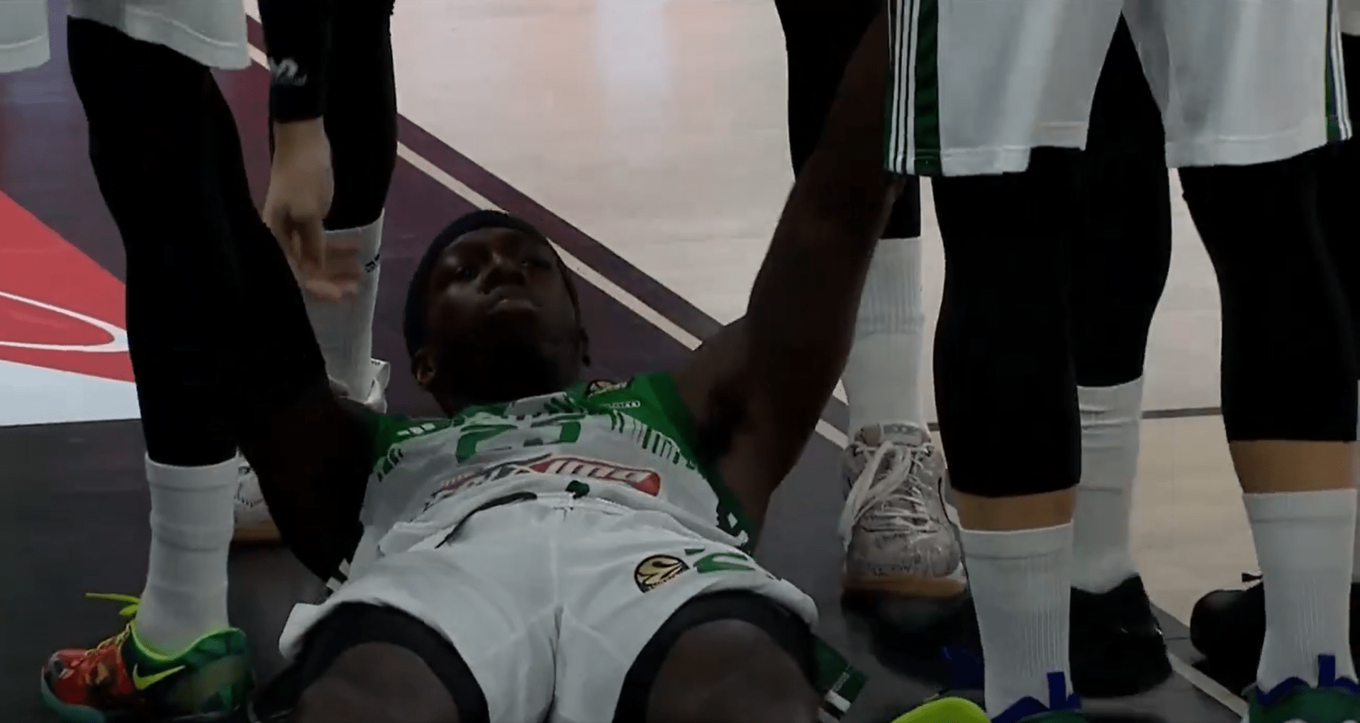 Το... δολοφονικό βλέμμα του Ναν στους διαιτητές (video)