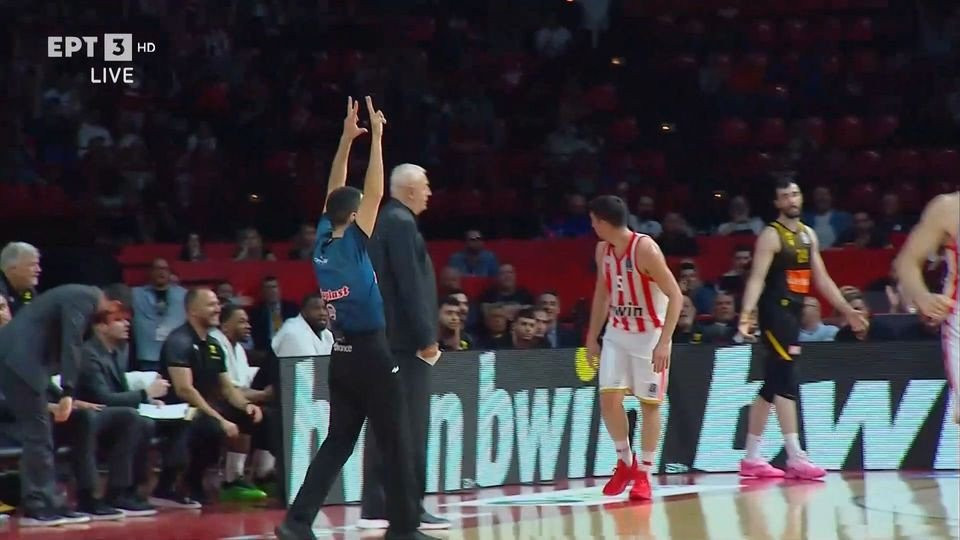 Το βλέμμα του Λαρεντζάκη στον πάγκο της ΑΕΚ μετά από καθοριστικό τρίποντο (video)