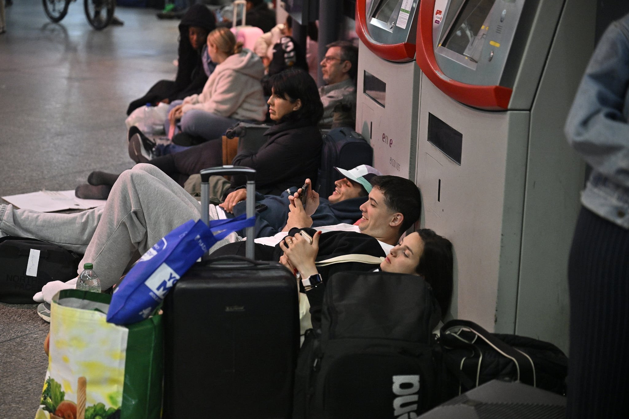 Η Μαδρίτη στο σκοτάδι, σκηνές που θύμισαν πανδημία (videos)