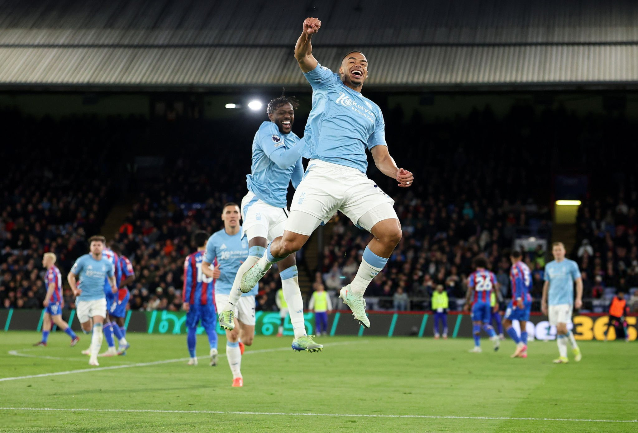 «Όρθια» η Νότιγχαμ στο «Selhust Park», έμεινε ζωντανή στην μάχη για το «σεντόνι»