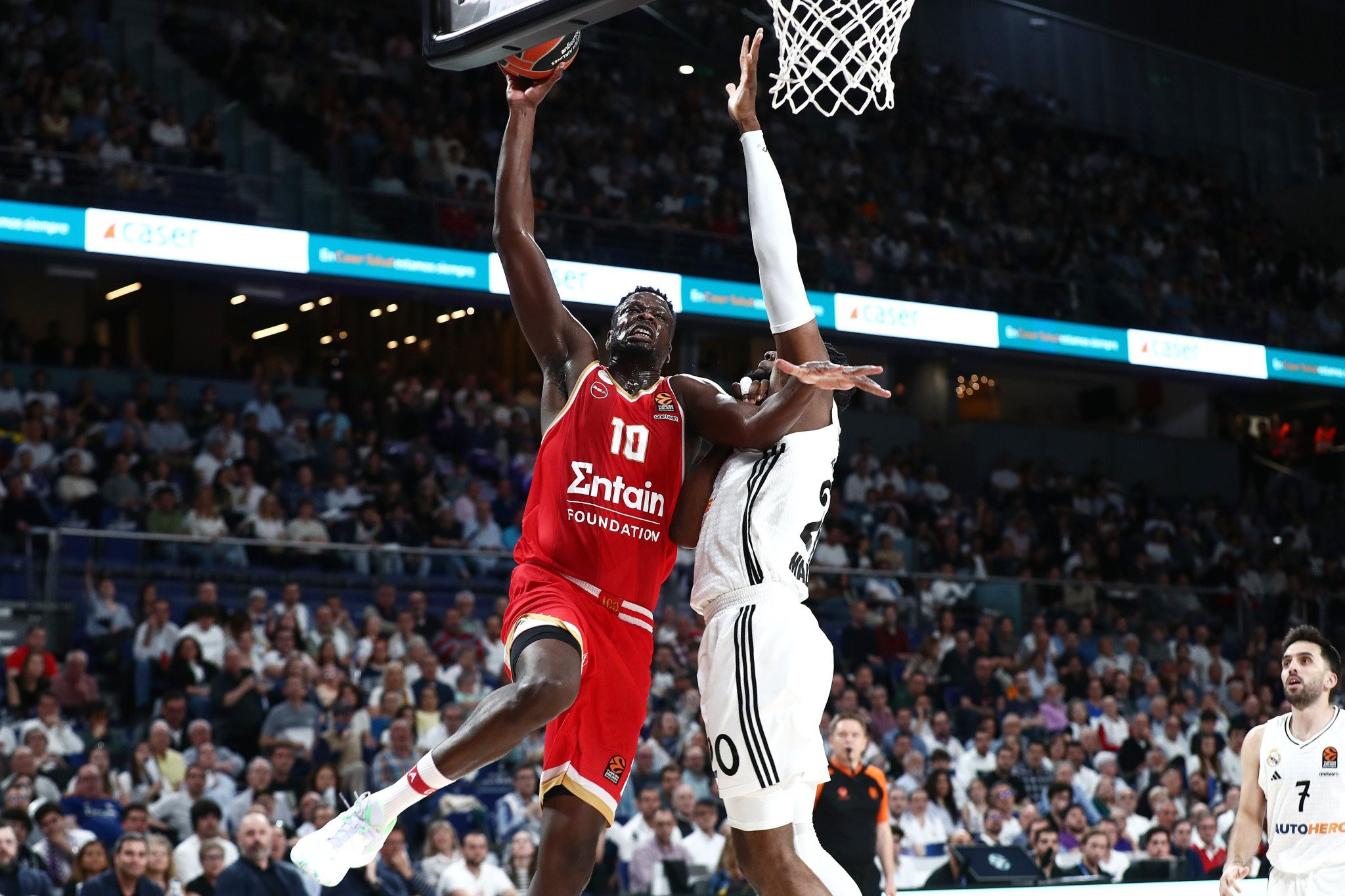 «Μαγική στιγμή» με το... αυτοκρατορικό κάρφωμα του Φαλ στη Μαδρίτη (video)