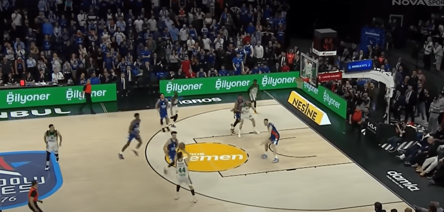 «Χορεύει και γουστάρει ο Σαλονικιός»: Η ατάκα του σπίκερ της Nova στο τρίποντο του Μήτογλου (video)